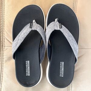 Skechers Women’s Go Walk Flip Flop Sandals-Size 6